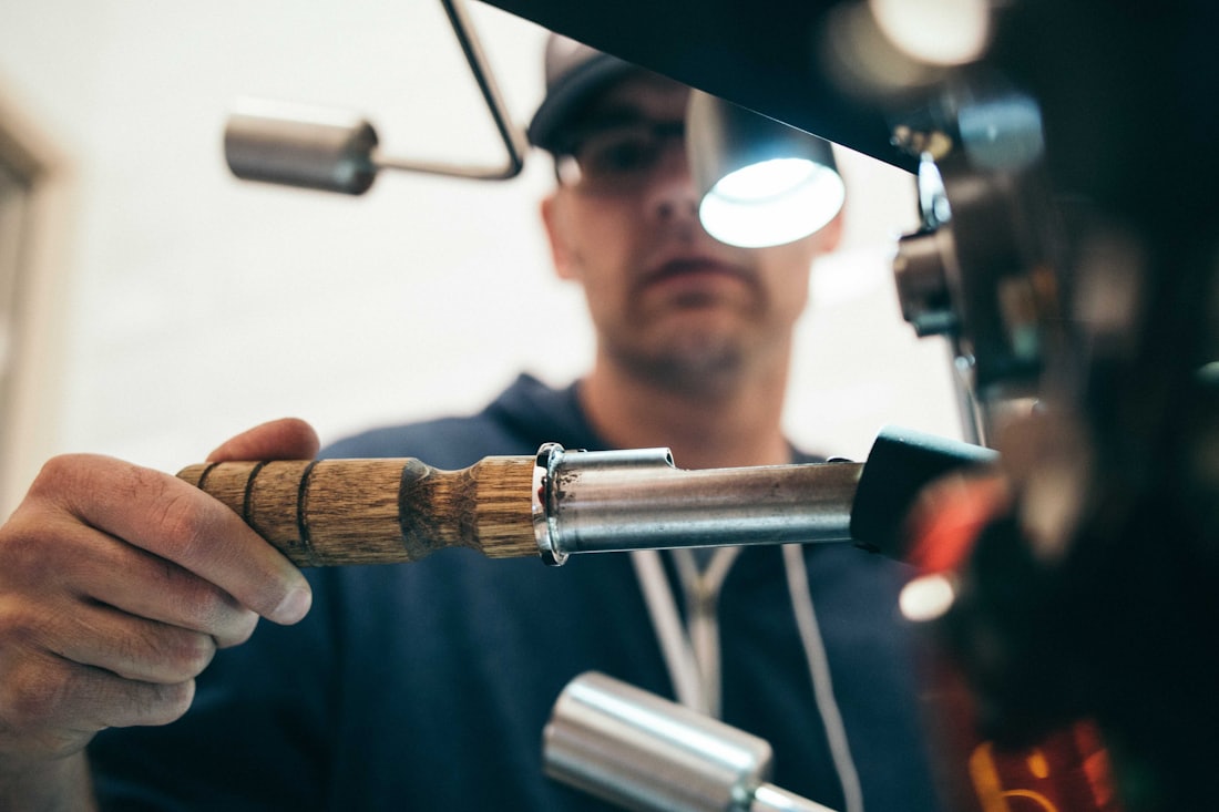 Plombier professionnel au travail